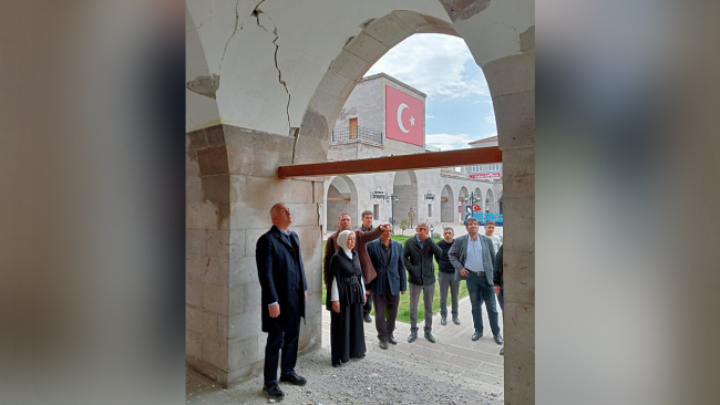 Bakan Ersoy, depremlerden etkilenen Malatya'daki tarihi yapıları inceledi